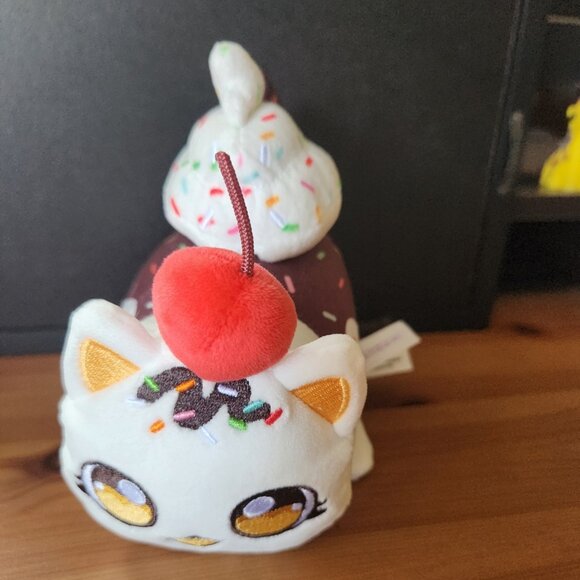 Aphmau Mystery Cat - 6 inches - Ice Cream Sundae - Picture 1 of 2